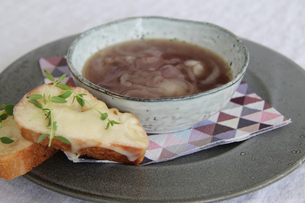 Opskrift på klar løgsuppe af rødløg