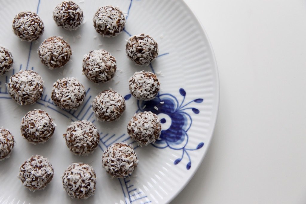 Figenkugler med dadler og chokolade - opskrift